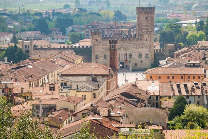 Incastonato tra i colli dell'altopiano di Asiago c'è un meraviglioso borgo medievale gelosamente custodito dalle sue mura: qui potrai sentirti un Re | PaesiOnLine