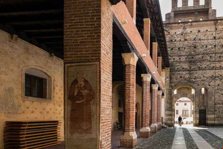 Incastonato tra i colli dell'altopiano di Asiago c'è un meraviglioso borgo medievale gelosamente custodito dalle sue mura: qui potrai sentirti un Re | PaesiOnLine