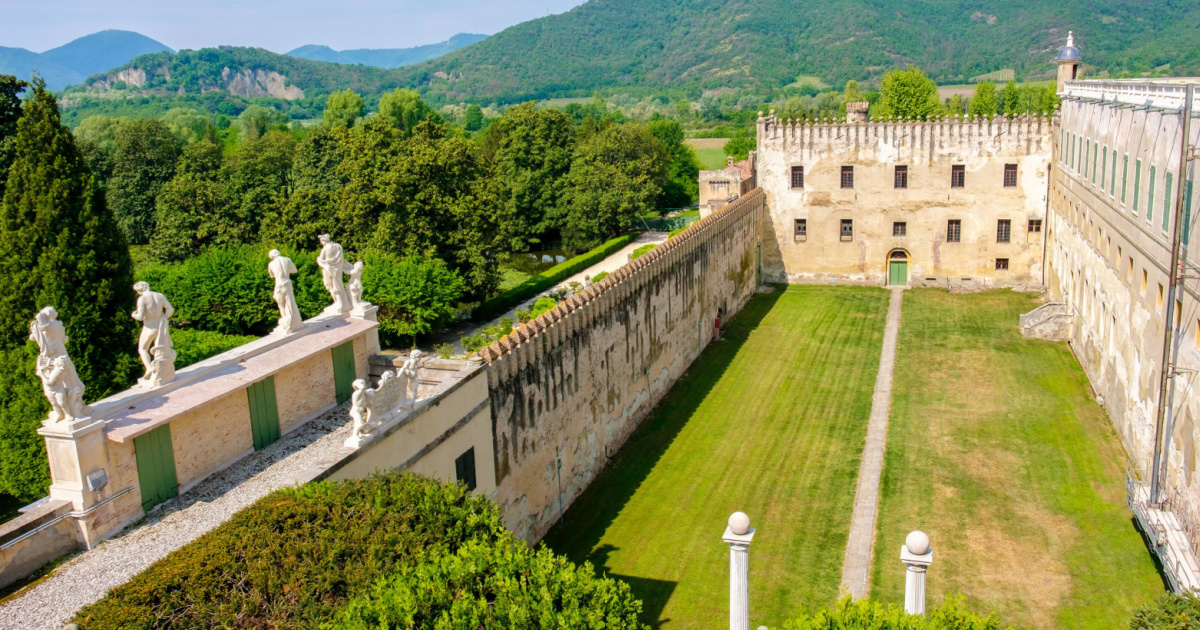 Secoli di storia e leggende, racchiuse tra le antiche mura di una fortezza: questo meraviglioso maniero è il gioiello dei colli Euganei | PaesiOnLine