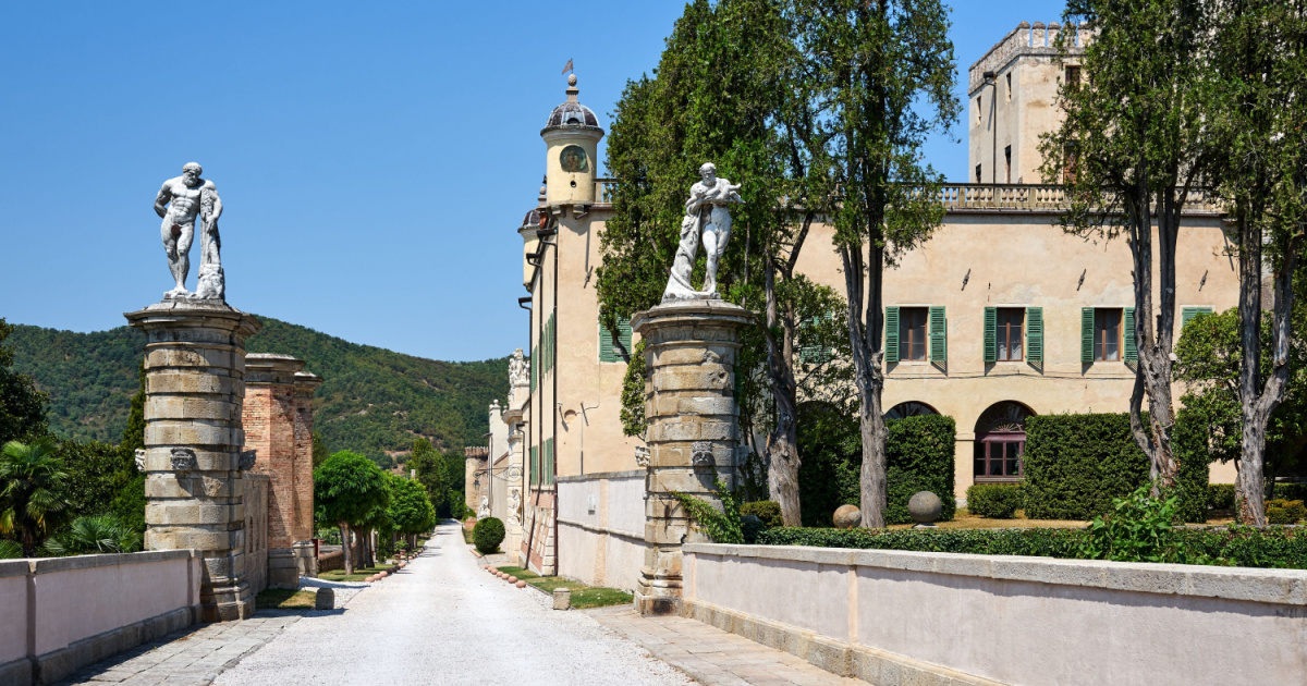 Secoli di storia e leggende, racchiuse tra le antiche mura di una fortezza: questo meraviglioso maniero è il gioiello dei colli Euganei | PaesiOnLine