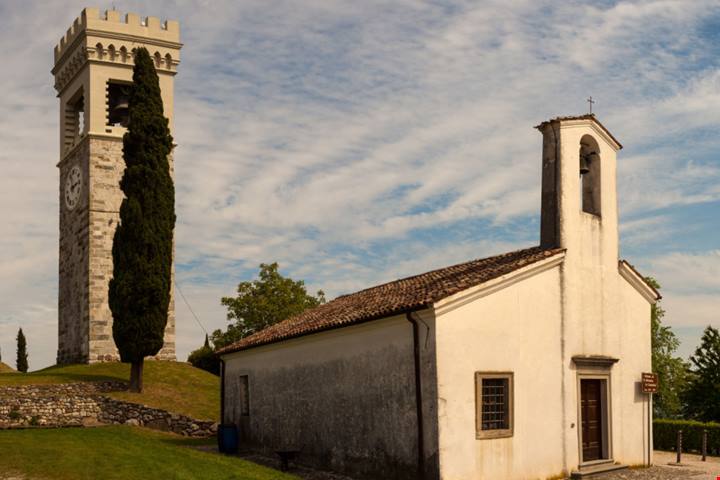 Setta antichi villaggi, un solo meraviglioso borgo: si trova in Friuli Venezia Giulia tra panorami mozzafiato e fascino unico | PaesiOnLine