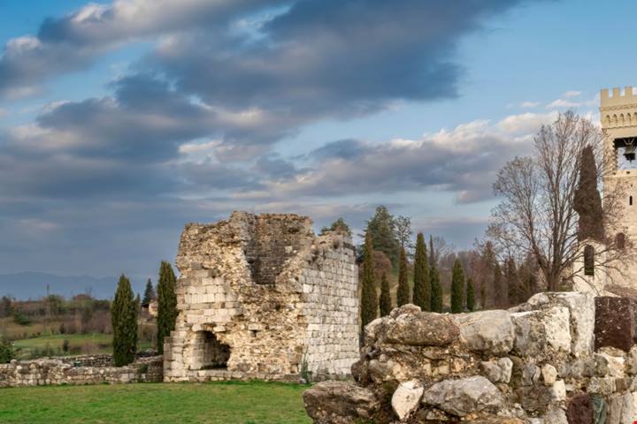 Setta antichi villaggi, un solo meraviglioso borgo: si trova in Friuli Venezia Giulia tra panorami mozzafiato e fascino unico | PaesiOnLine