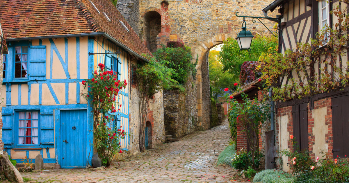 Conosci il villaggio dei mille roseti? Questo meraviglioso centro storico si trova non lontano da Parigi ed è davvero romantico | PaesiOnLine