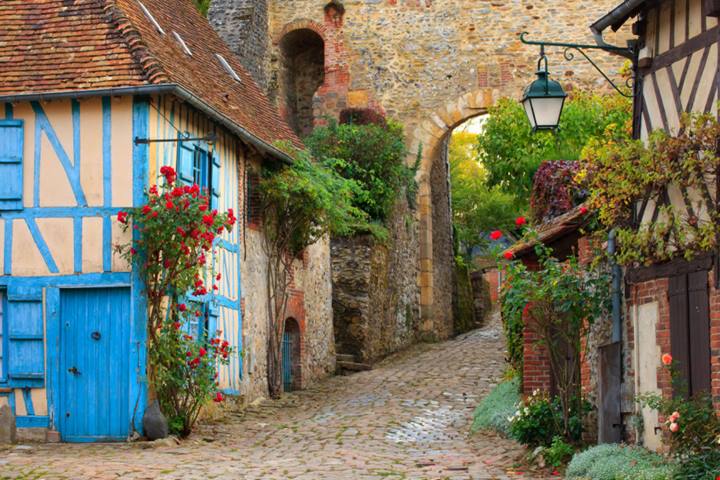 Conosci il villaggio dei mille roseti? Questo meraviglioso centro storico si trova non lontano da Parigi ed è davvero romantico | PaesiOnLine