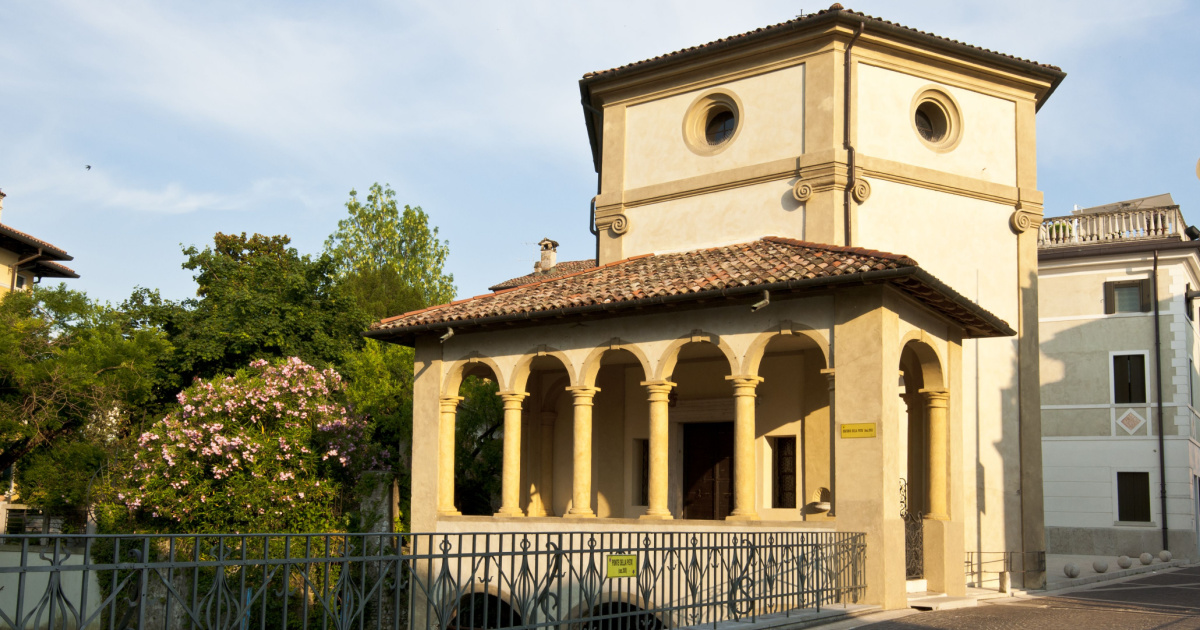 Si dice che anche il Friuli Venezia Giulia abbia la sua piccola Venezia: ecco il borgo dove i palazzi si specchiano nei canali | PaesiOnLine