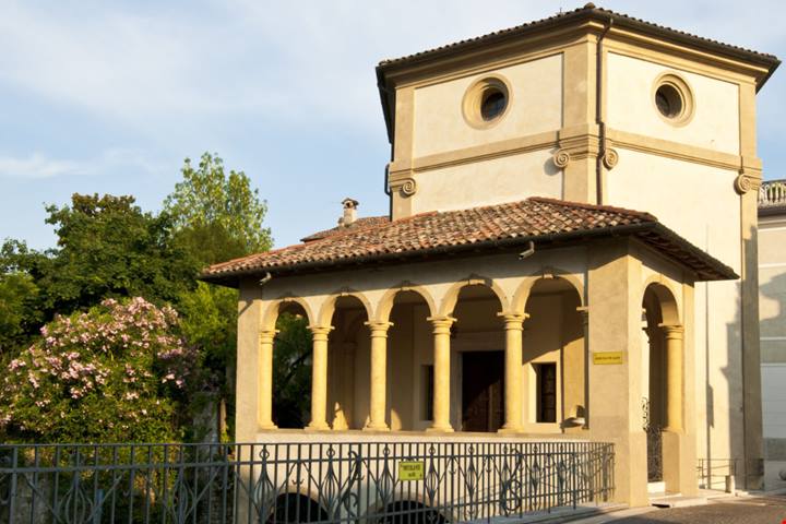 Si dice che anche il Friuli Venezia Giulia abbia la sua piccola Venezia: ecco il borgo dove i palazzi si specchiano nei canali | PaesiOnLine
