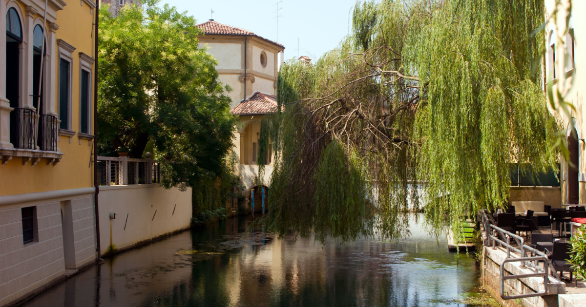 Si dice che anche il Friuli Venezia Giulia abbia la sua piccola Venezia: ecco il borgo dove i palazzi si specchiano nei canali | PaesiOnLine