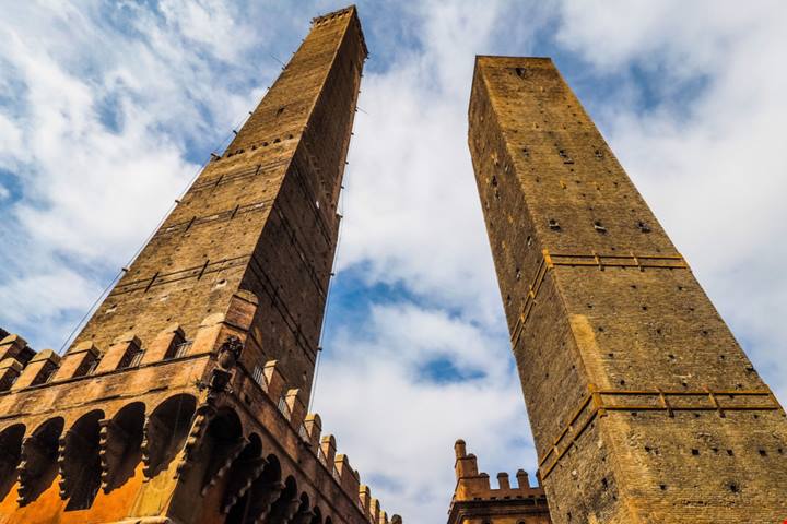 Si staglia imperiosa nel centro di Bologna e con i suoi 100 metri d'altezza è la torre medievale più alta d'Italia, ecco di quale parliamo | PaesiOnLine