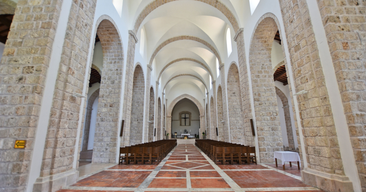 Anche il Molise sa stupire: questo meraviglioso borgo affacciato sul lago è tra i più apprezzati della regione | PaesiOnLine