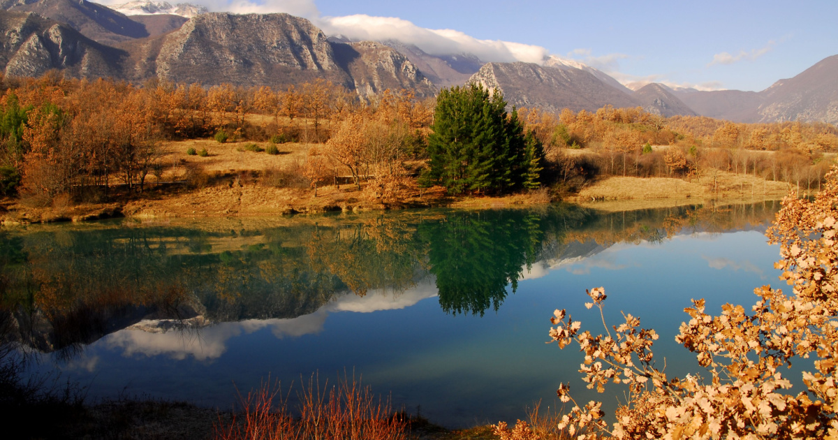 Anche il Molise sa stupire: questo meraviglioso borgo affacciato sul lago è tra i più apprezzati della regione | PaesiOnLine