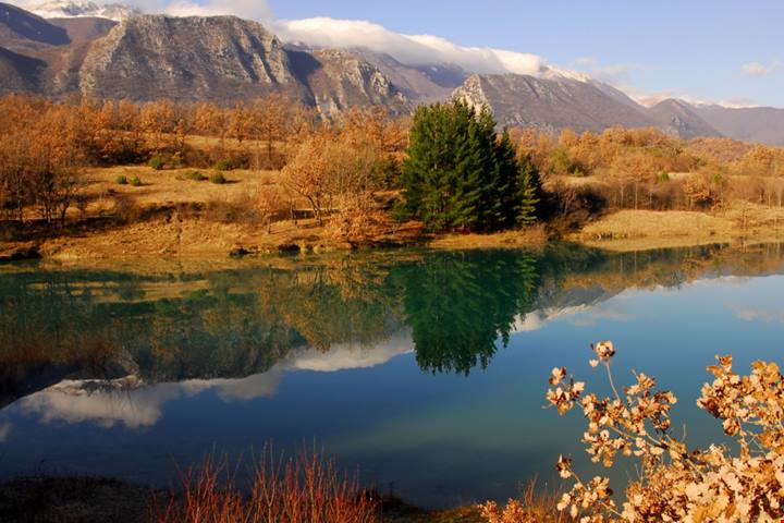 Anche il Molise sa stupire: questo meraviglioso borgo affacciato sul lago è tra i più apprezzati della regione | PaesiOnLine