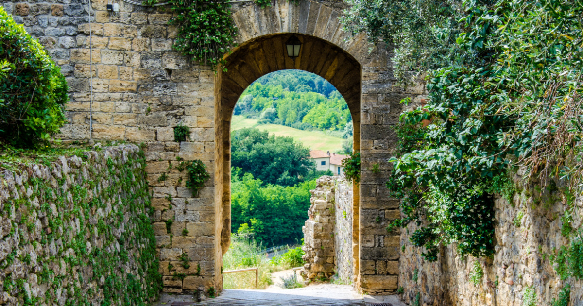 Circondato da una corona di torri, questo borgo medievale nel cuore della Toscana ha stregato con il suo fascino anche Dante Alighieri | PaesiOnLine