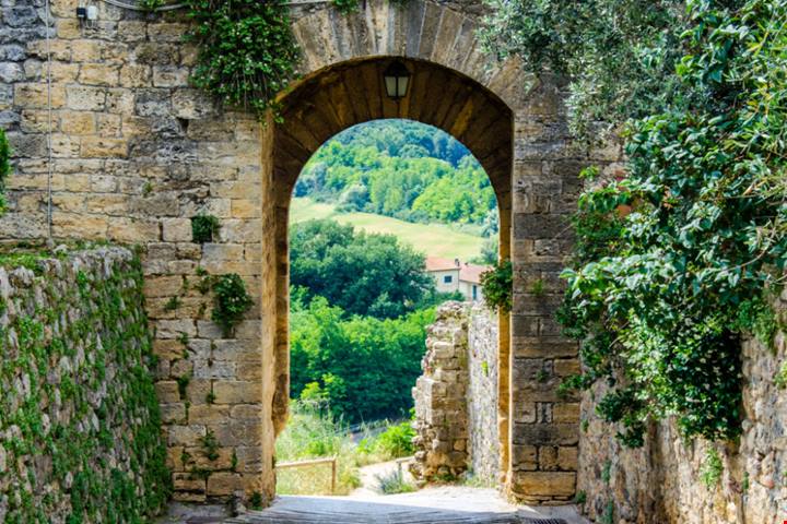 Circondato da una corona di torri, questo borgo medievale nel cuore della Toscana ha stregato con il suo fascino anche Dante Alighieri | PaesiOnLine