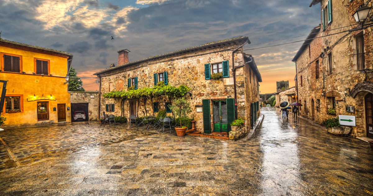 Circondato da una corona di torri, questo borgo medievale nel cuore della Toscana ha stregato con il suo fascino anche Dante Alighieri | PaesiOnLine