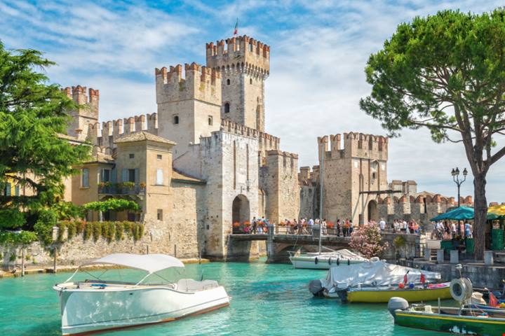 Calde sorgenti e castelli meravigliosi: si trova tutto in un unico meraviglioso borgo nel bresciano che si affaccia sul lago | PaesiOnLine