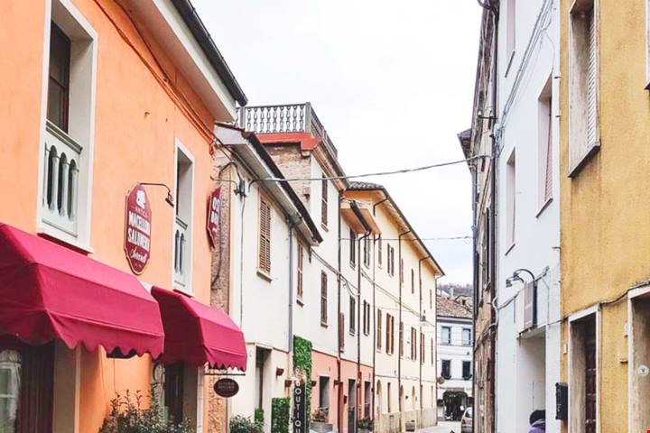 Nel cuore dell'entroterra marchigiano c'è un delizioso paesino dal fascino medievale: è conosciuto come la capitale mondiale del tartufo | PaesiOnLine
