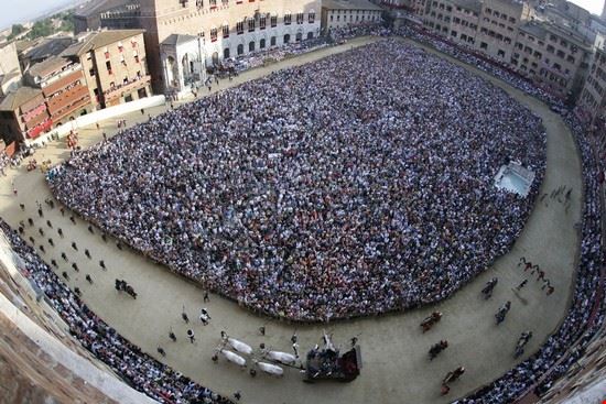 Piazza del Campo Siena M. Rohana - ©Shutterstock M. Rohana - ©Shutterstock
