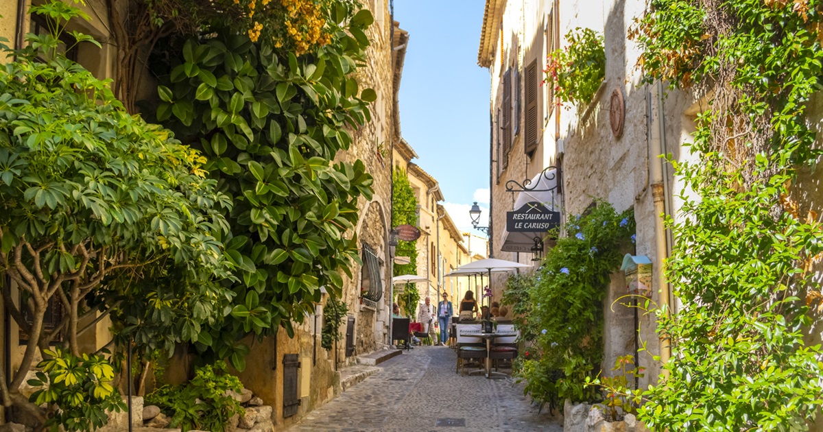 Non solo Nizza: 3 borghi medievali da scoprire a primavera nella riviera più chic d'Europa