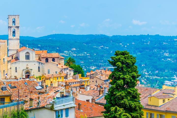 Non solo Nizza: 3 borghi medievali da scoprire a primavera nella riviera più chic d'Europa