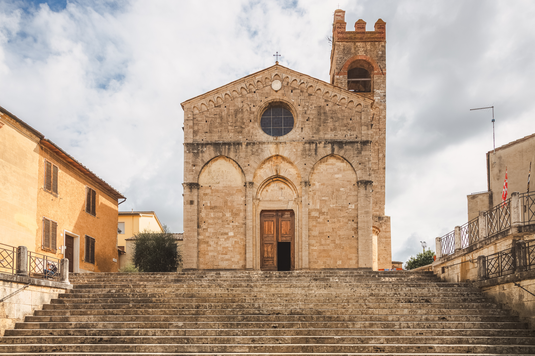 Tra le affascinanti e dolci Crete Senesi, sorge un borgo medievale che incanta e sorprende