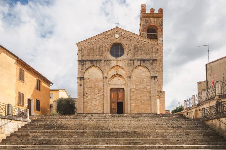 Tra le affascinanti e dolci Crete Senesi, sorge un borgo medievale che incanta e sorprende