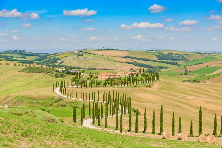 Tra le affascinanti e dolci Crete Senesi, sorge un borgo medievale che incanta e sorprende