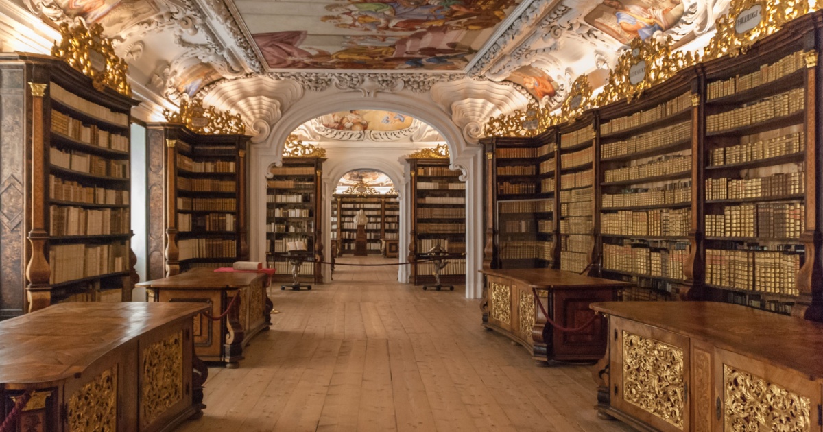 Uno scrigno barocco di antichi tesori letterari: in questa abbazia nascosta tra le Alpi si trova una delle biblioteche più belle d'Europa | PaesiOnLine