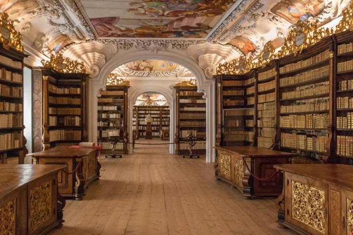Uno scrigno barocco di antichi tesori letterari: in questa abbazia nascosta tra le Alpi si trova una delle biblioteche più belle d'Europa | PaesiOnLine