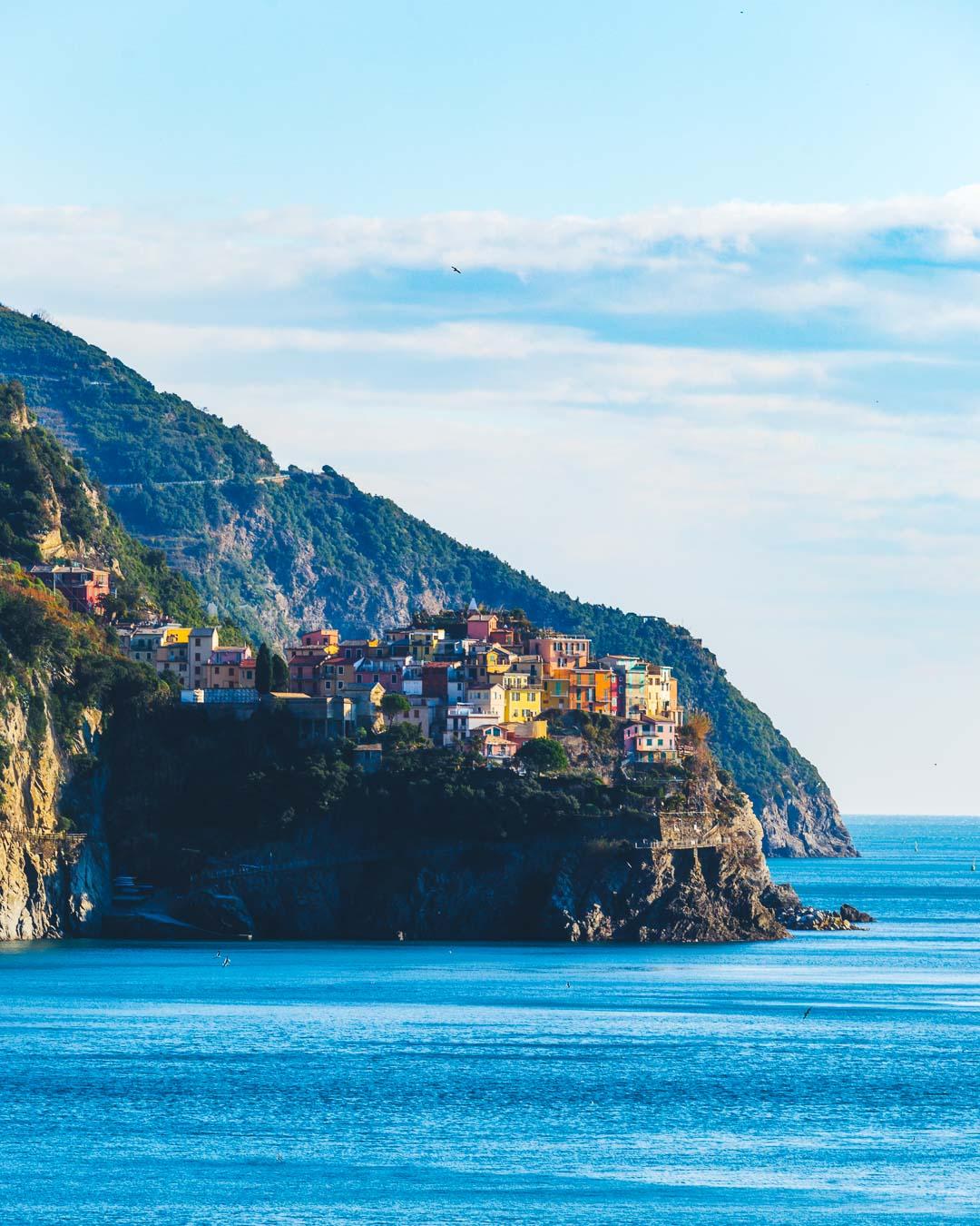 Solitario ed affascinante, questo borgo arcobaleno fa parte dei 5 più famosi di tutta la Riviera Ligure ed è uno spettacolo davvero affascinante