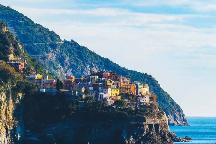 Solitario ed affascinante, questo borgo arcobaleno fa parte dei 5 più famosi di tutta la Riviera Ligure ed è uno spettacolo davvero affascinante