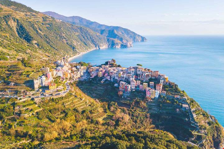 Solitario ed affascinante, questo borgo arcobaleno fa parte dei 5 più famosi di tutta la Riviera Ligure ed è uno spettacolo davvero affascinante