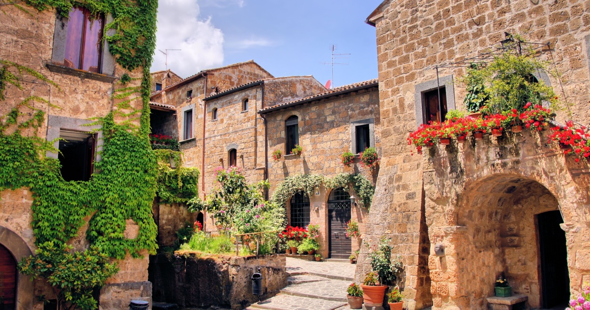 È l'unica e sola città che muore: da secoli sospesa sui calanchi, è uno di quei luoghi d'Italia dove il tempo sembra essersi fermato