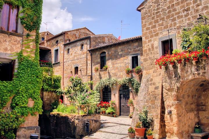 È l'unica e sola città che muore: da secoli sospesa sui calanchi, è uno di quei luoghi d'Italia dove il tempo sembra essersi fermato