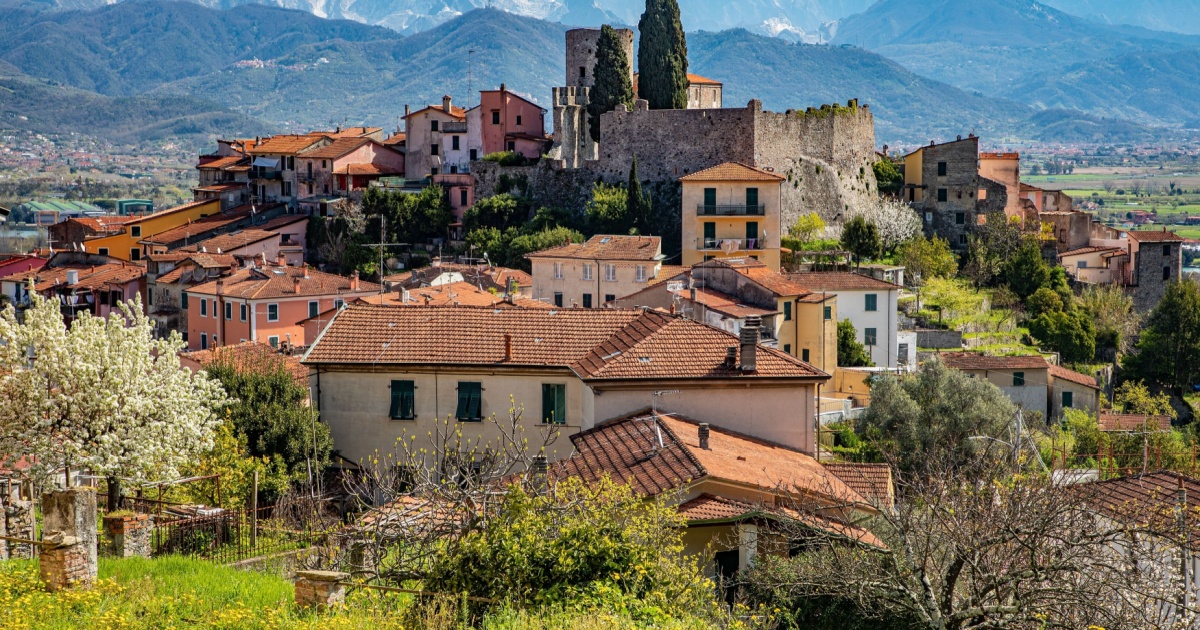 In Liguria ci sono ben 3 borghi meravigliosi che non hanno davvero nulla da invidiare alle Cinque Terre | PaesiOnLine
