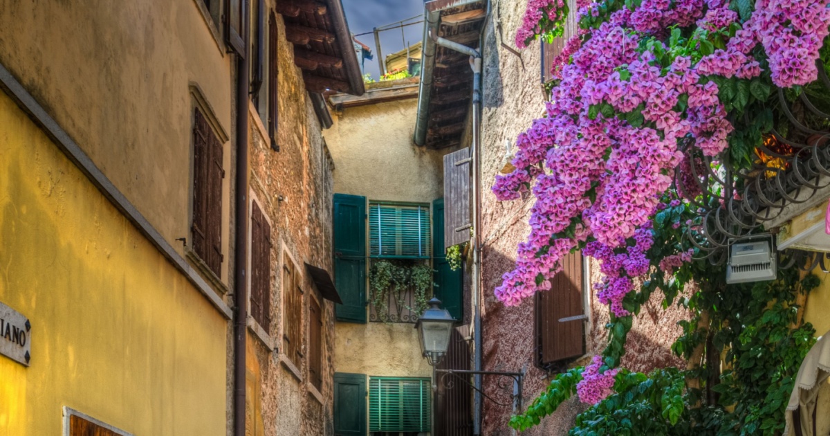 Sulle sponde venete del Lago di Garda c'è un borghetto meraviglioso che vive in una bolla di serenità | PaesiOnLine
