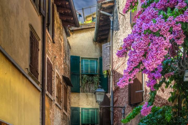 Sulle sponde venete del Lago di Garda c'è un borghetto meraviglioso che vive in una bolla di serenità | PaesiOnLine