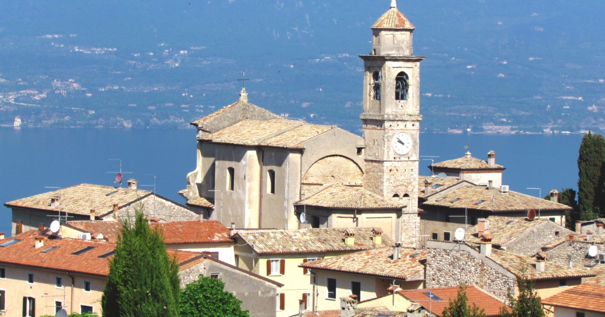 Sulle sponde venete del Lago di Garda c'è un borghetto meraviglioso che vive in una bolla di serenità | PaesiOnLine