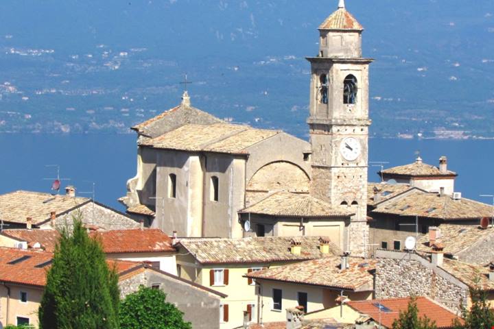 Sulle sponde venete del Lago di Garda c'è un borghetto meraviglioso che vive in una bolla di serenità | PaesiOnLine
