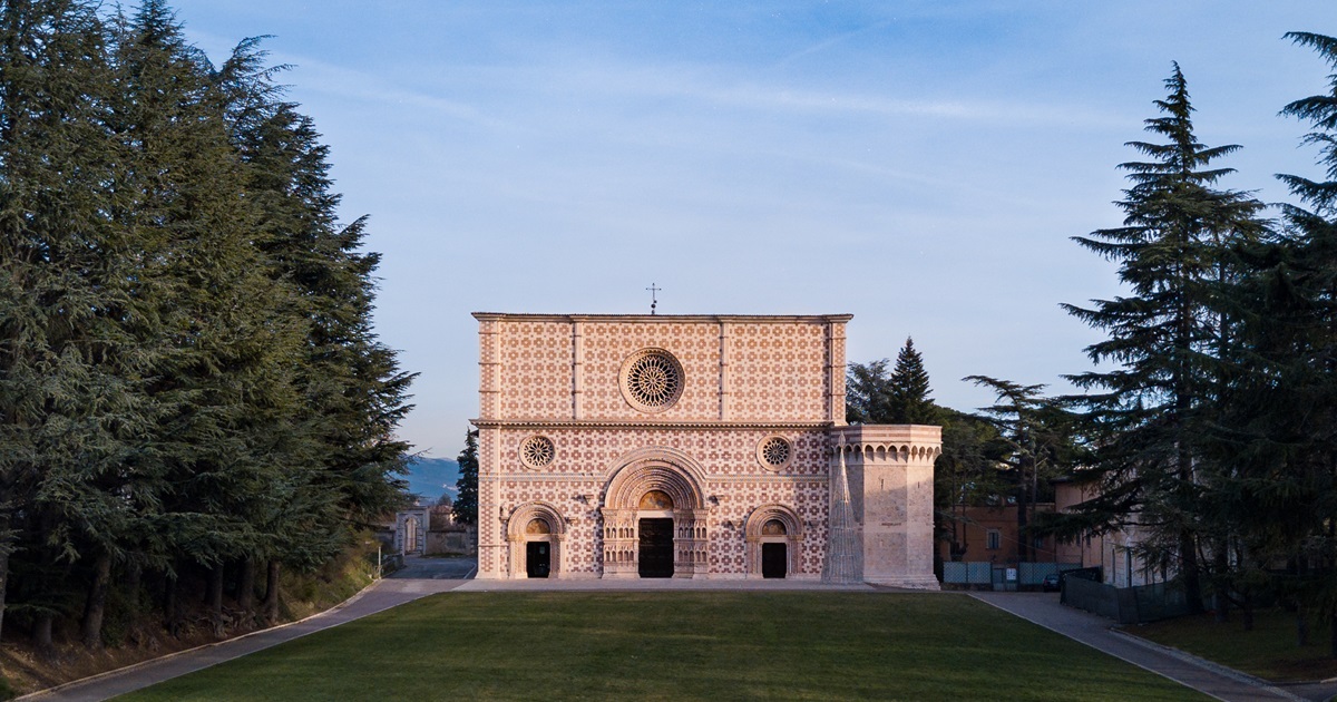 Tra rinascite e crolli, questa meravigliosa basilica alle porte dell'Aquila risorge ogni volta dalle proprie ceneri ancora più bella di quella che era | PaesiOnLine