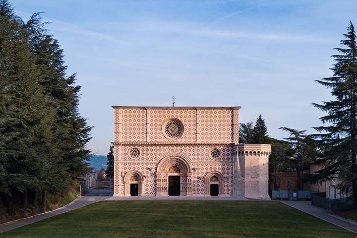 Tra rinascite e crolli, questa meravigliosa basilica alle porte dell'Aquila risorge ogni volta dalle proprie ceneri ancora più bella di quella che era | PaesiOnLine