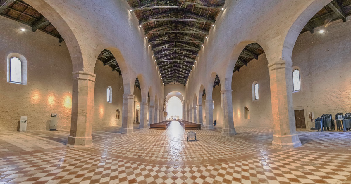 Tra rinascite e crolli, questa meravigliosa basilica alle porte dell'Aquila risorge ogni volta dalle proprie ceneri ancora più bella di quella che era | PaesiOnLine