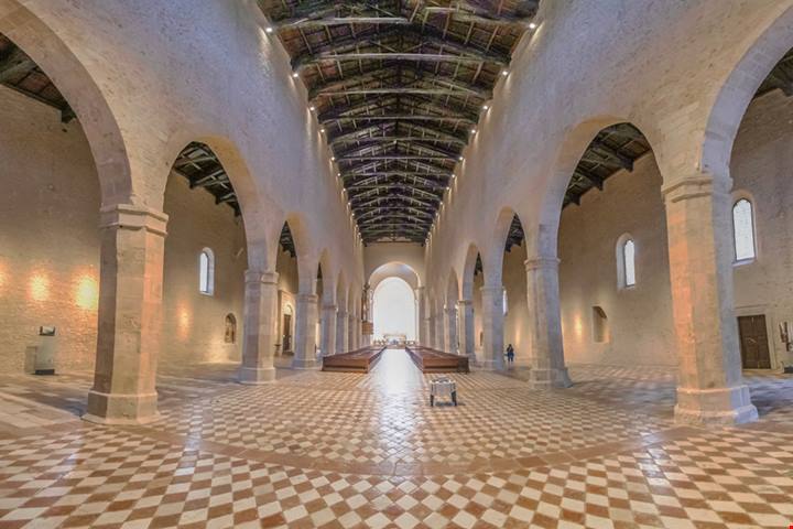 Tra rinascite e crolli, questa meravigliosa basilica alle porte dell'Aquila risorge ogni volta dalle proprie ceneri ancora più bella di quella che era | PaesiOnLine