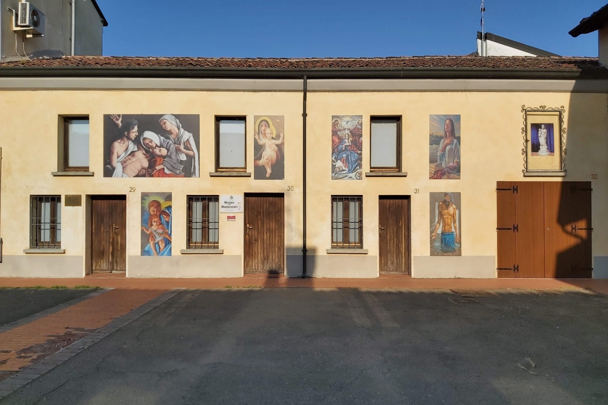 Immerso nella splendida Riserva Naturale delle Valli del Mincio, sorge un borgo dal fascino unico, che custodisce straordinarie opere d’arte e d’architettura