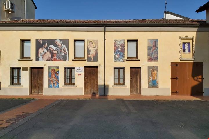 Immerso nella splendida Riserva Naturale delle Valli del Mincio, sorge un borgo dal fascino unico, che custodisce straordinarie opere d’arte e d’architettura