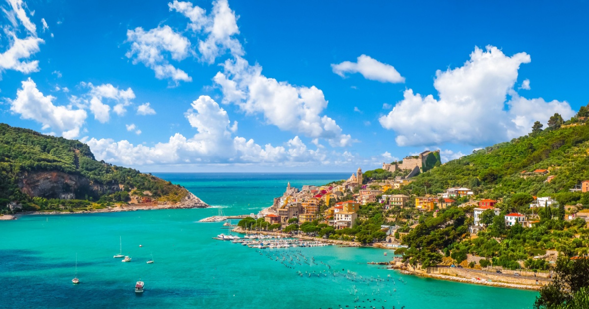 A pochi passi dalle 5 terre c'è l'antico borgo che negli anni ha fatto innamorare artisti e poeti: il suo paesaggio sul mare è unico | PaesiOnLine