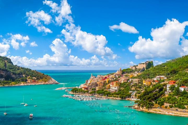 A pochi passi dalle 5 terre c'è l'antico borgo che negli anni ha fatto innamorare artisti e poeti: il suo paesaggio sul mare è unico | PaesiOnLine
