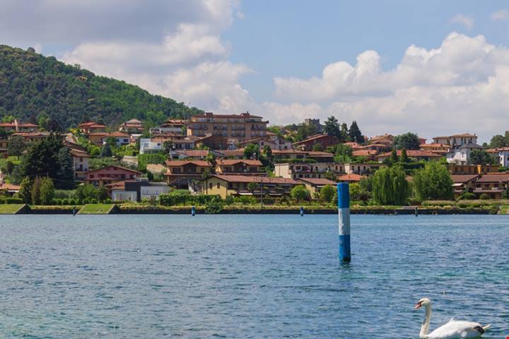 Sulle magiche sponde del Lago d'Iseo ci sono 3 antichi ma meravigliosi borghi tutti da visitare in un weekend di fine estate | PaesiOnLine