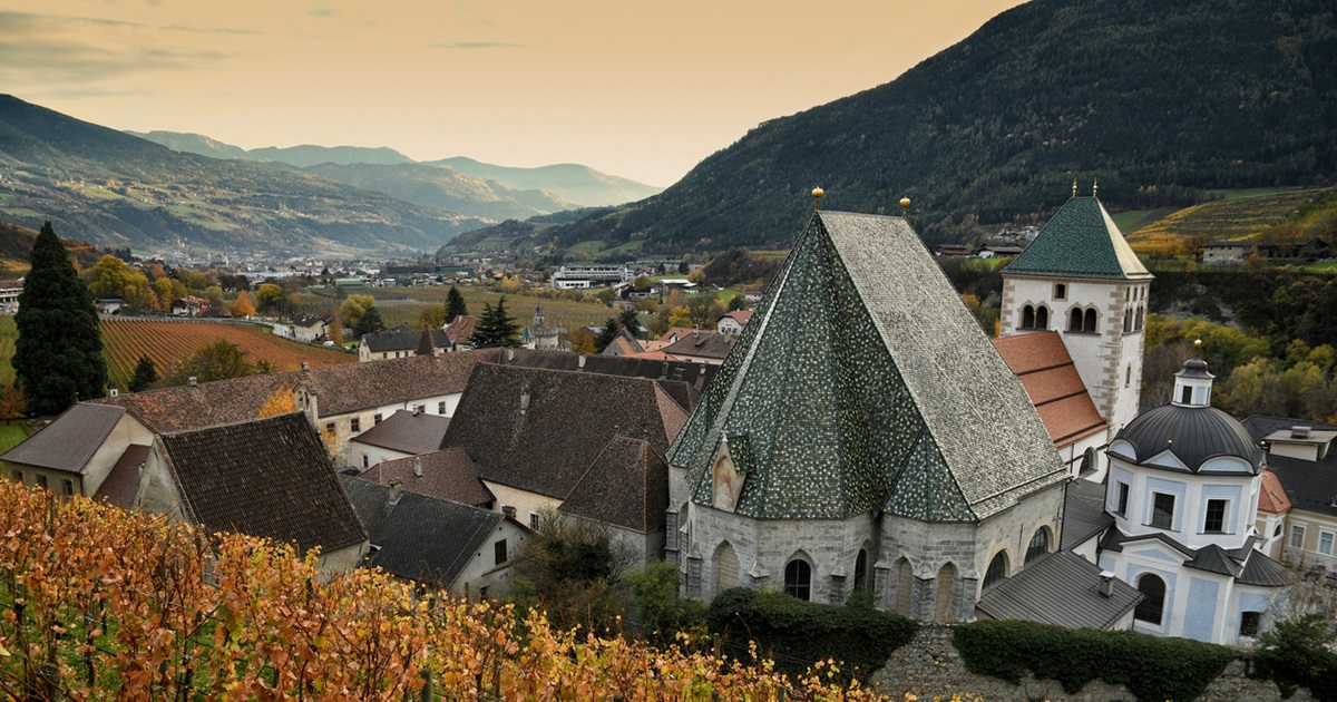 Secoli di storia e vino d'autore: tutto questo è racchiuso in un'antica abbazia che si erge maestosa sulle cime dell'Alto Adige | PaesiOnLine