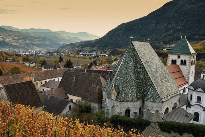 Secoli di storia e vino d'autore: tutto questo è racchiuso in un'antica abbazia che si erge maestosa sulle cime dell'Alto Adige | PaesiOnLine