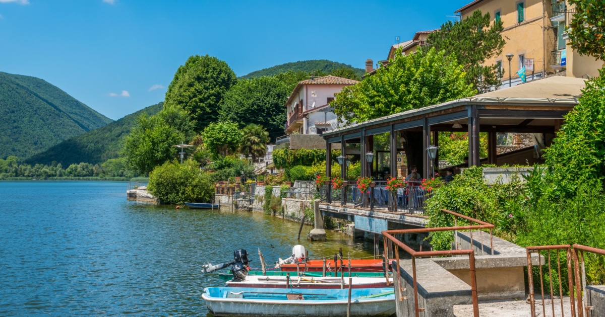 Anche l'Umbria ha la sua Loch Ness: questo antico borgo medievale si affaccia su di un lago che nasconde misteri e leggende | PaesiOnLine